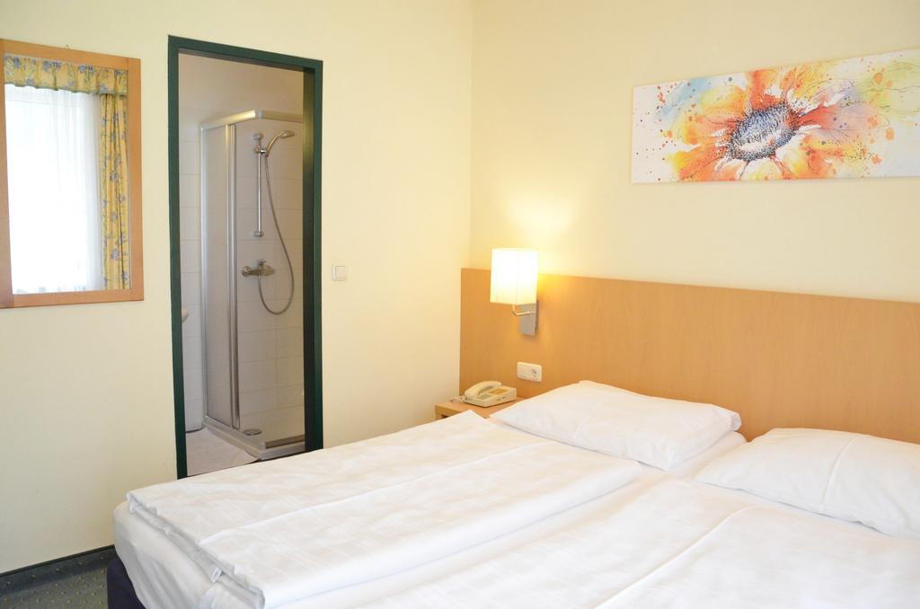 Gasthof Pension Gruner Anger Hallstatt Room photo
