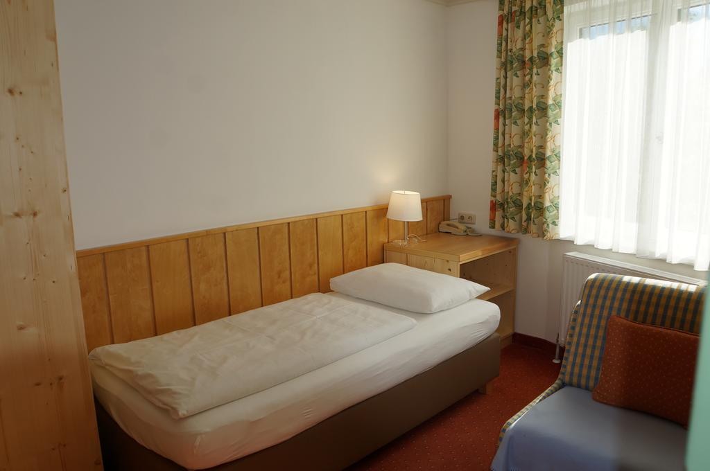 Gasthof Pension Gruner Anger Hallstatt Room photo